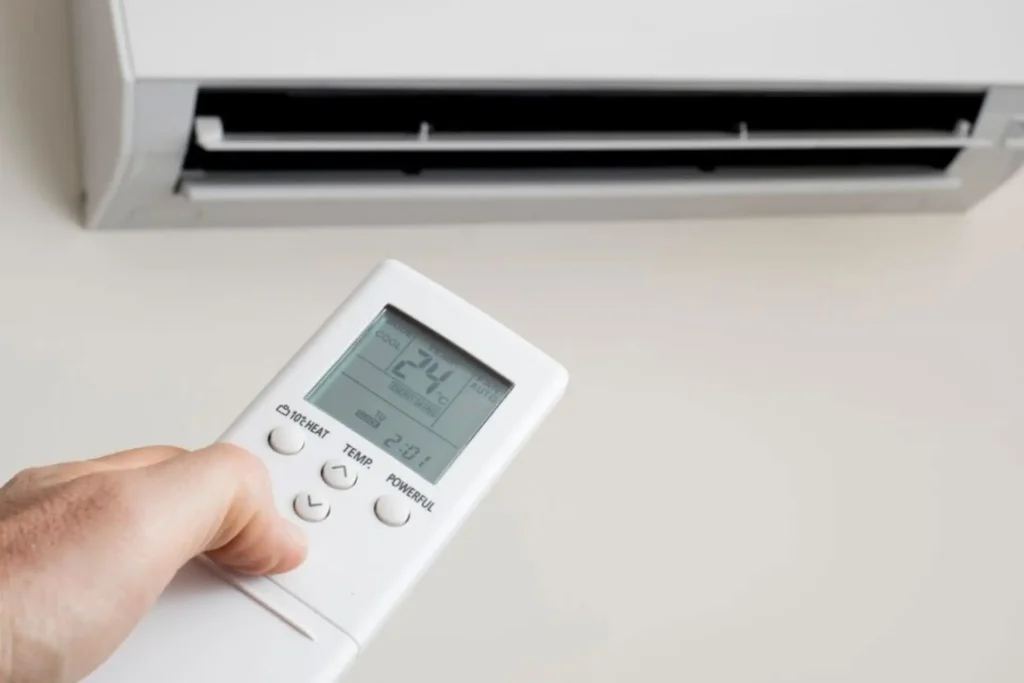 Sử dụng remote đa năng điều chỉnh dải tần số máy lạnh Reetech hướng về phía dàn lạnh