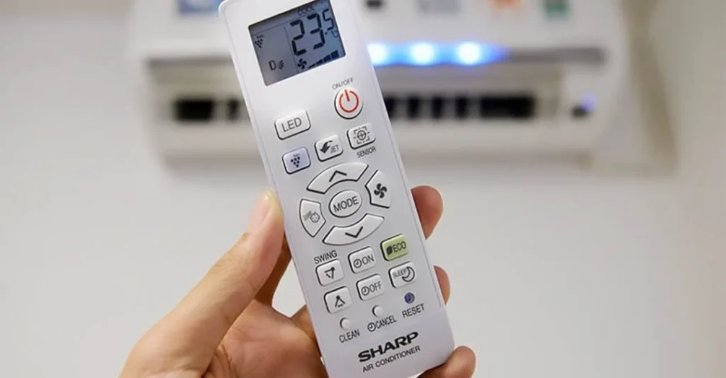 Màn hình hiển thị nhiệt độ trên remote gốc để đối chiếu khi cài đặt tần số máy lạnh Sharp