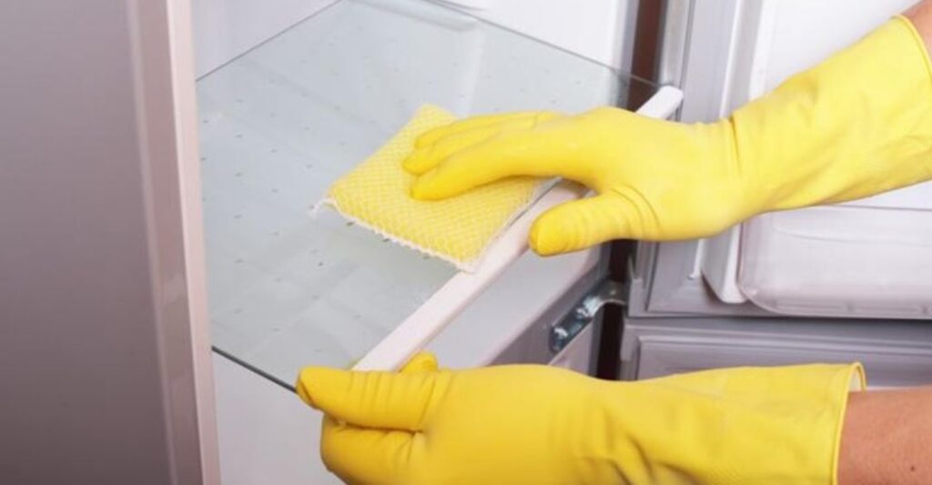 Tháo gỡ và làm sạch các khay kệ trong tủ
