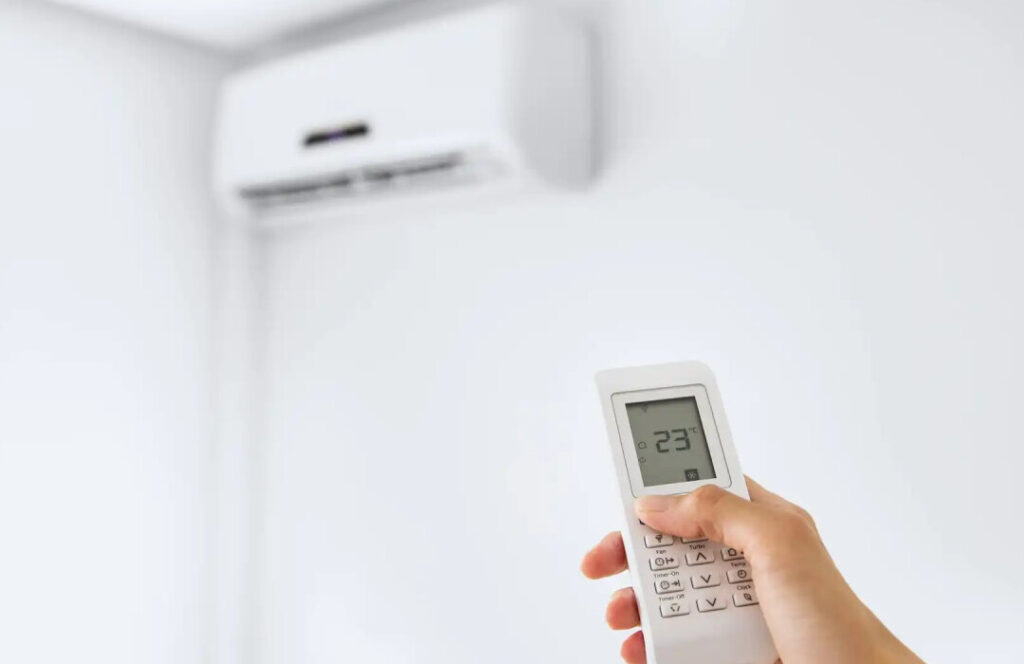 Bậttắt máy lạnh Sanyo bằng nút nguồn trên dàn lạnh