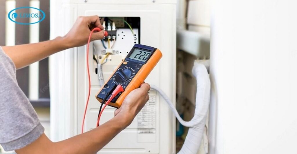thuật viên kiểm tra dây tín hiệu