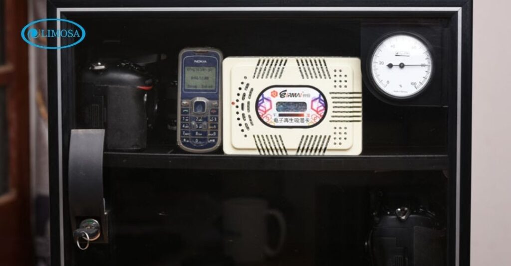 máy hút ẩm đặt trong hộp máy ảnh