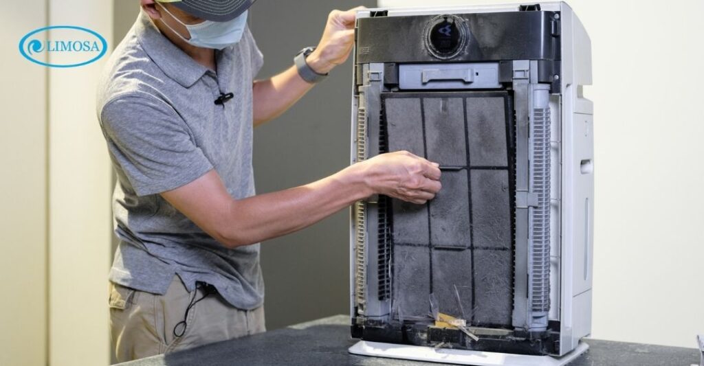 nhân viên vệ sinh máy lọc không khi