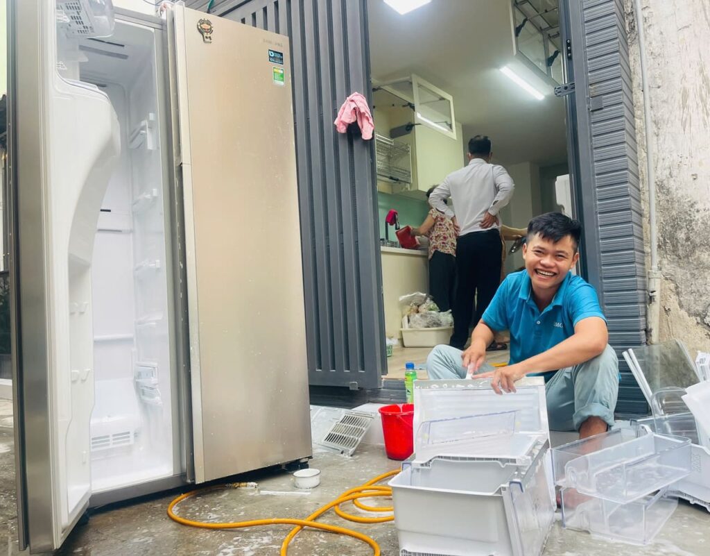 thợ sửa tủ lạnh thực tế