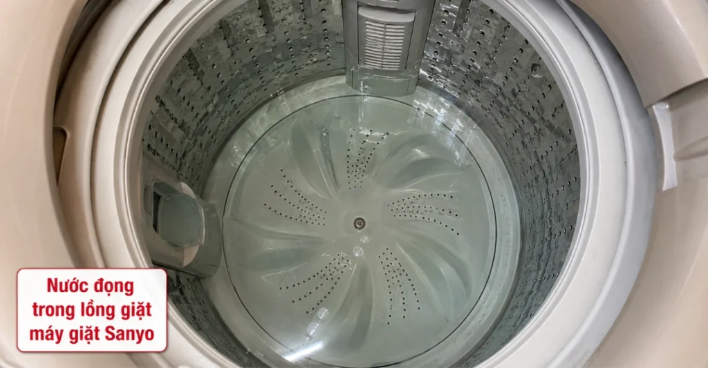 Nước đọng trong lồng giặt do hệ thống xả bị tắc nghẽn