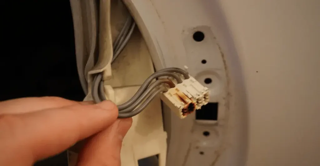 Công tắc cửa (Door Lock) bị hỏng hoặc chập cháy