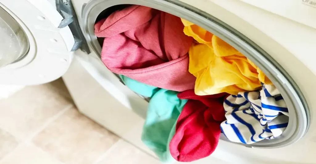 Cửa máy giặt đóng chưa kín hoặc bị kẹt quần áo