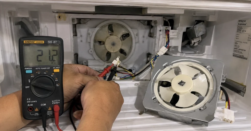 Đo điện trở quạt dàn lạnh tủ lạnh Hitachi và chuẩn bị thay thế quạt mới