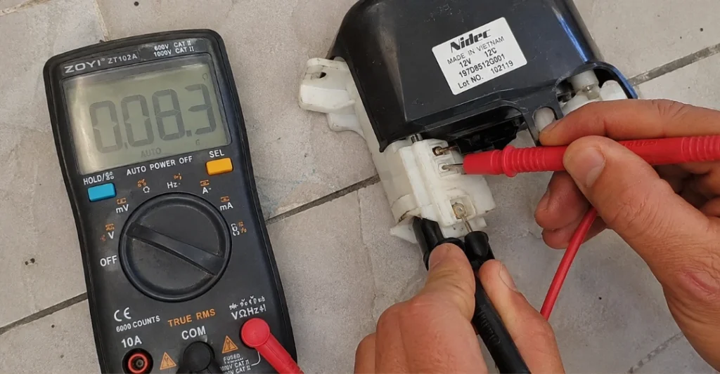 Dùng đồng hồ vạn năng đo kiểm tra motor quạt tủ lạnh Hitachi