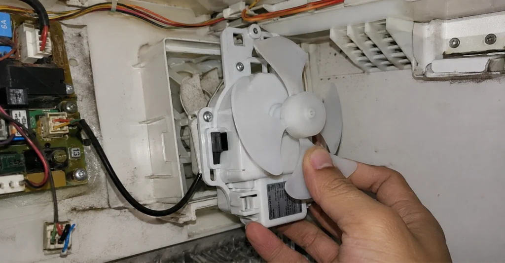 Lắp motor quạt gió mới vào khung đỡ bên trong tủ lạnh Hitachi