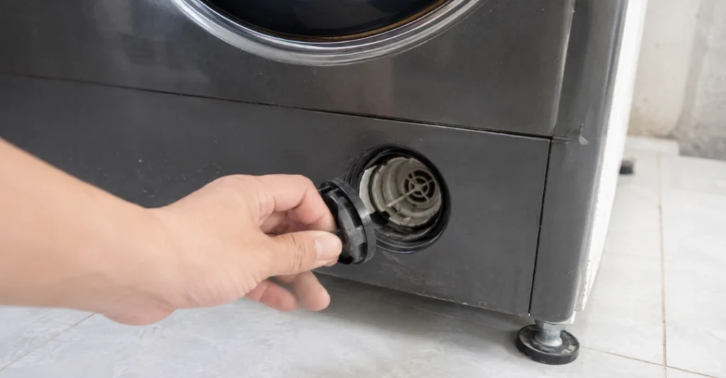 Vặn mở nắp vệ sinh bộ lọc xả cặn máy giặt Aqua