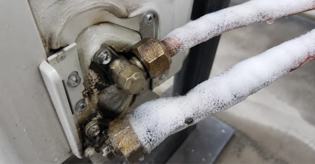 Ống đồng cục nóng máy lạnh bị bám tuyết do thiếu gas