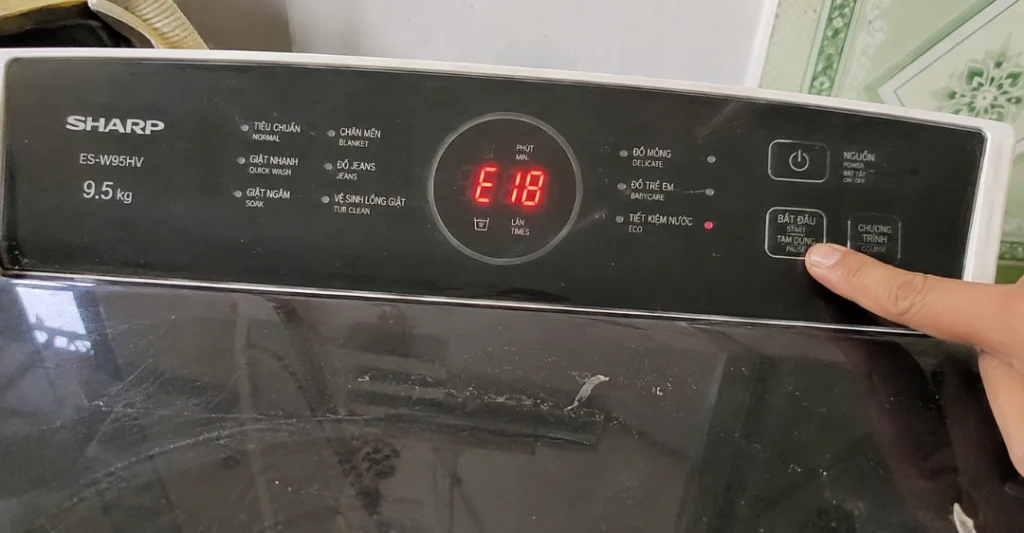 Màn hình điều khiển nhấp nháy mã lỗi E18