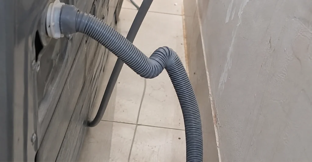 Ống thoát nước máy giặt bị gập khúc làm nước không thoát được