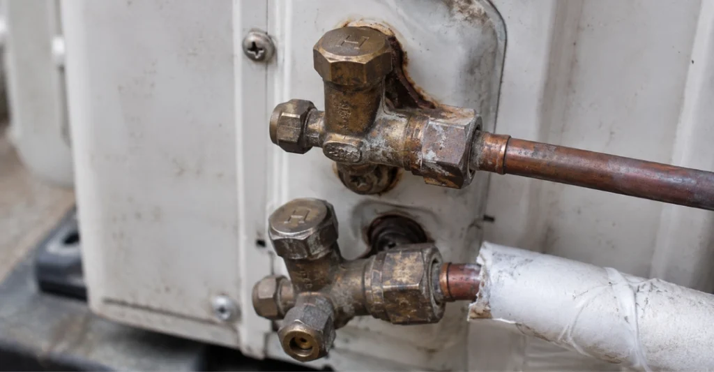 Van chặn gas trên cục nóng điều hòa Daikin bị khóa chưa mở