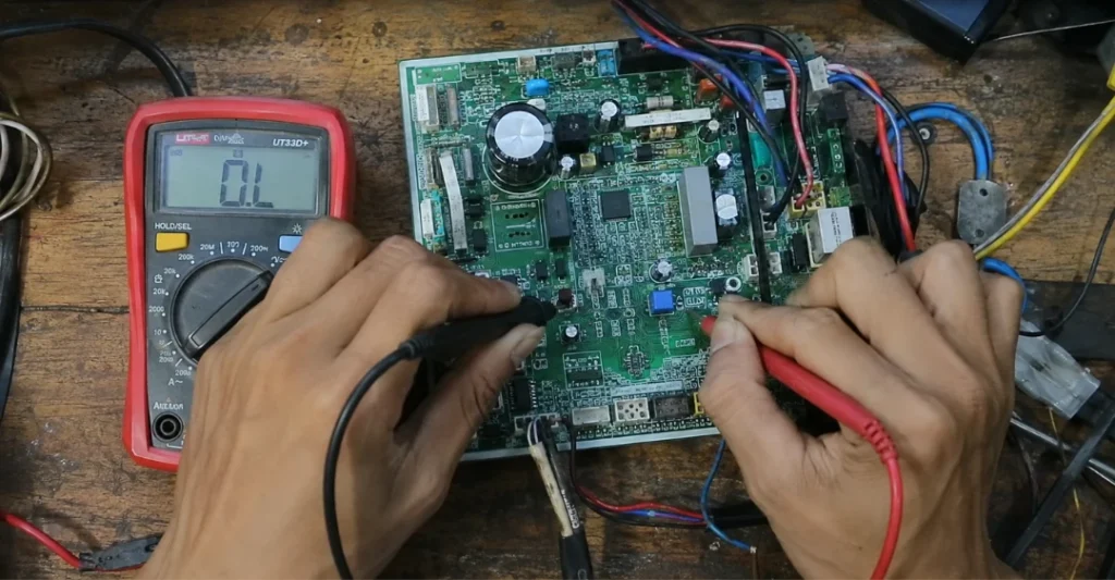 Dùng đồng hồ đo kiểm tra bo mạch Toshiba