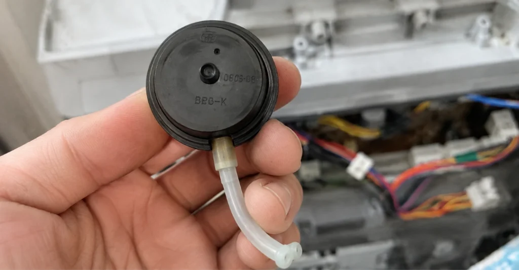 Phao áp suất cảm biến mực nước và ống nhựa dẫn hơi máy giặt Sanyo