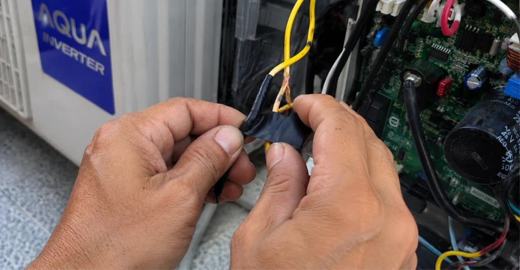 Quấn băng keo điện xử lý đoạn dây tín hiệu cảm biến bị đứt của máy lạnh Aqua