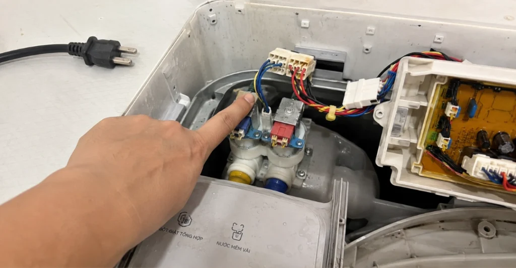 Kiểm tra van cấp nước và hệ thống dây điện bo mạch máy giặt Midea