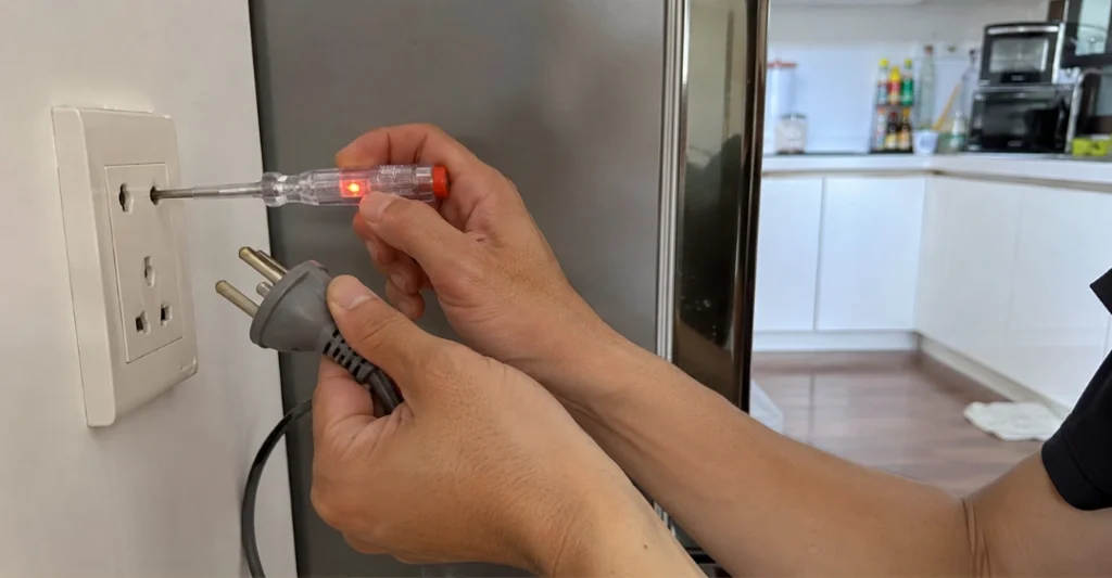 Kiểm tra nguồn điện và phích cắm tủ lạnh Hitachi bằng bút thử điện