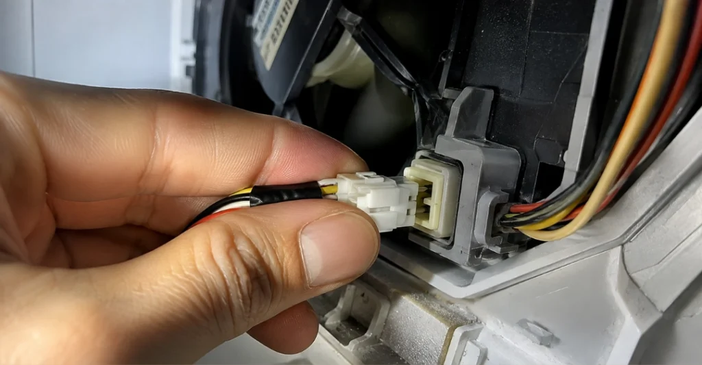 Kiểm tra và cắm chặt giắc nguồn quạt gió tủ lạnh Hitachi