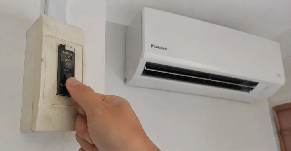 Ngắt Aptomat cấp điện cho thiết bị trước khi xử lý
