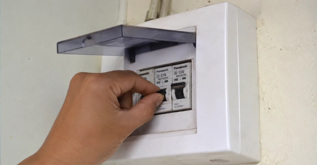 Gạt aptomat xuống vị trí OFF để ngắt điện máy lạnh Toshiba an toàn