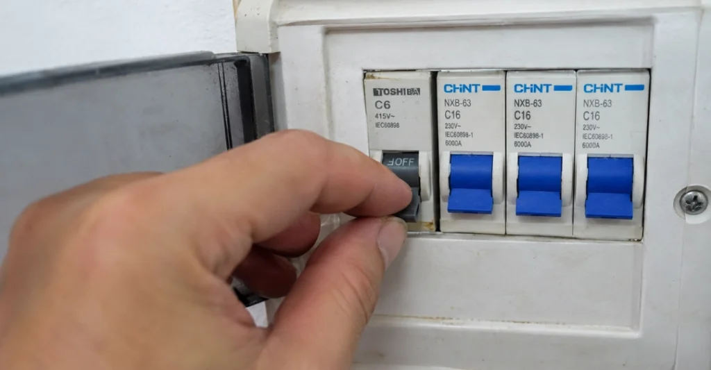 Gạt aptomat ngắt nguồn điện máy lạnh