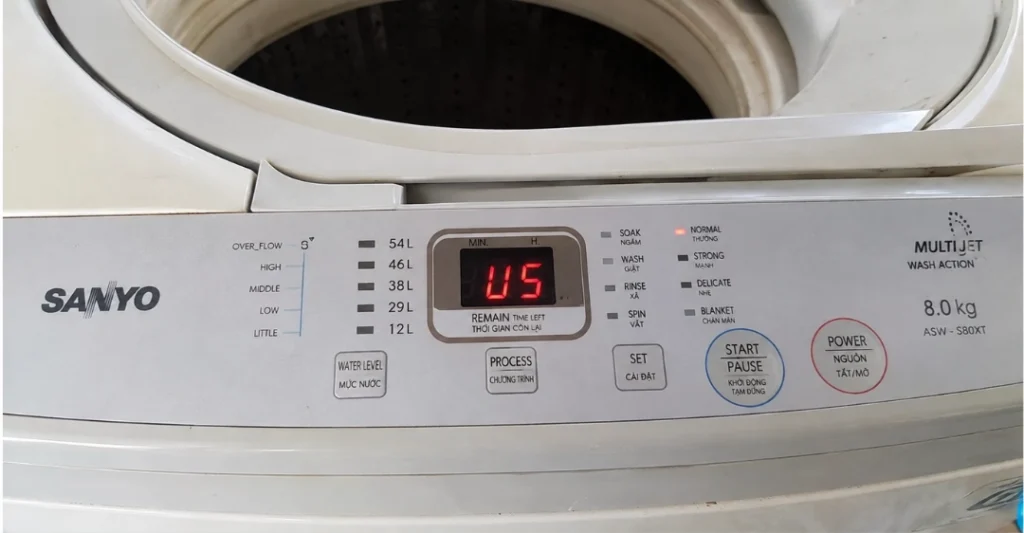 Màn hình máy giặt Sanyo hiển thị lỗi U5 khi nắp máy mở