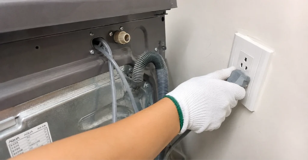 Rút phích cắm điện máy giặt Aqua để đảm bảo an toàn