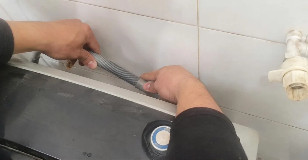 Nắn thẳng ống thoát nước máy giặt Midea bị gập khúc