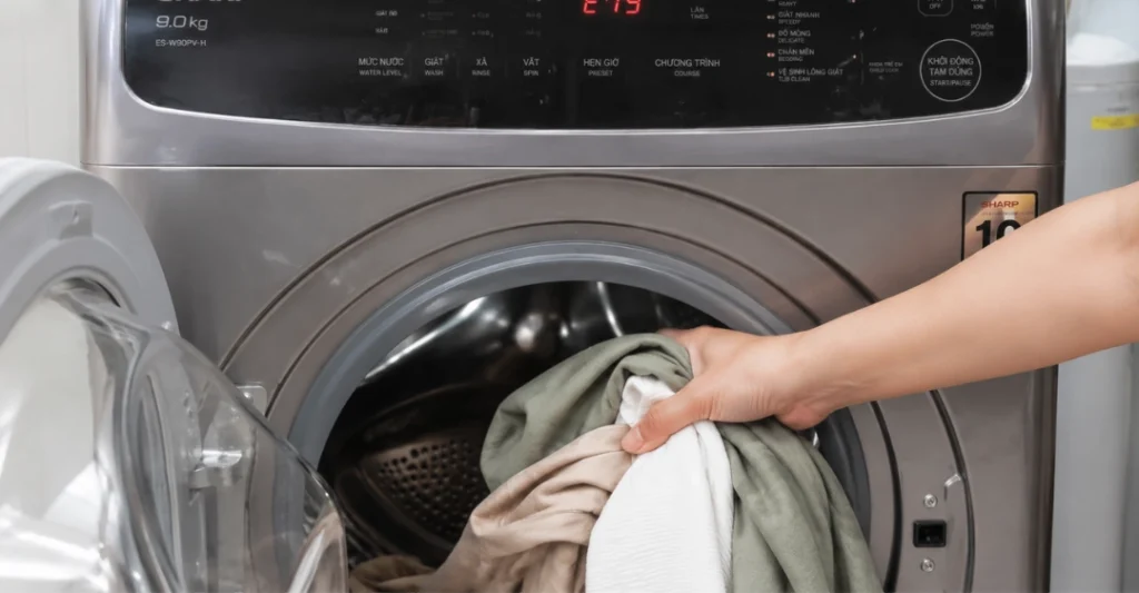 Lấy bớt quần áo ra khỏi lồng giặt Sharp để xử lý lỗi quá tải E19
