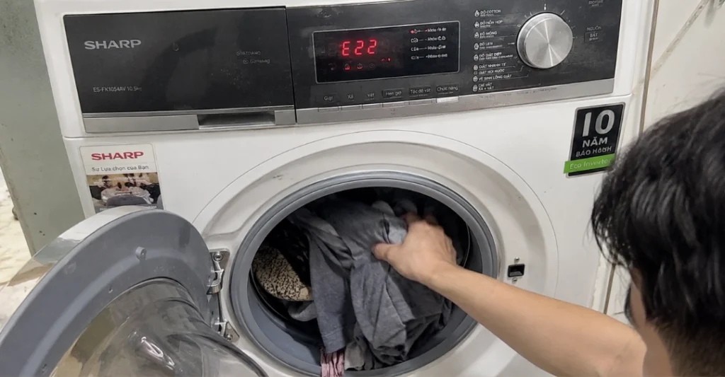 Kiểm tra xem quần áo có bị dồn lệch về một phía hay không