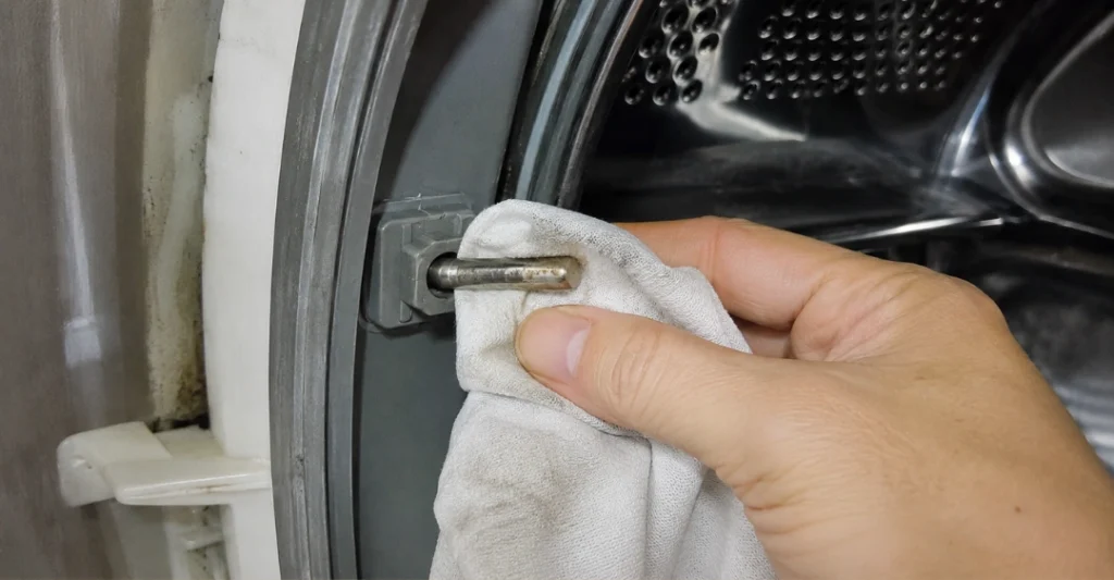 Dùng khăn mềm lau sạch cặn bẩn bám trên que cảm biến nhiệt độ
