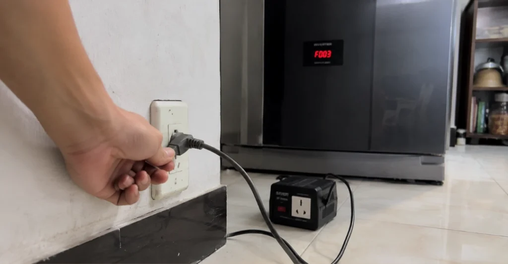 Chủ động rút phích cắm điện tủ lạnh Hitachi để ngắt nguồn an toàn khi thiết bị báo lỗi F003