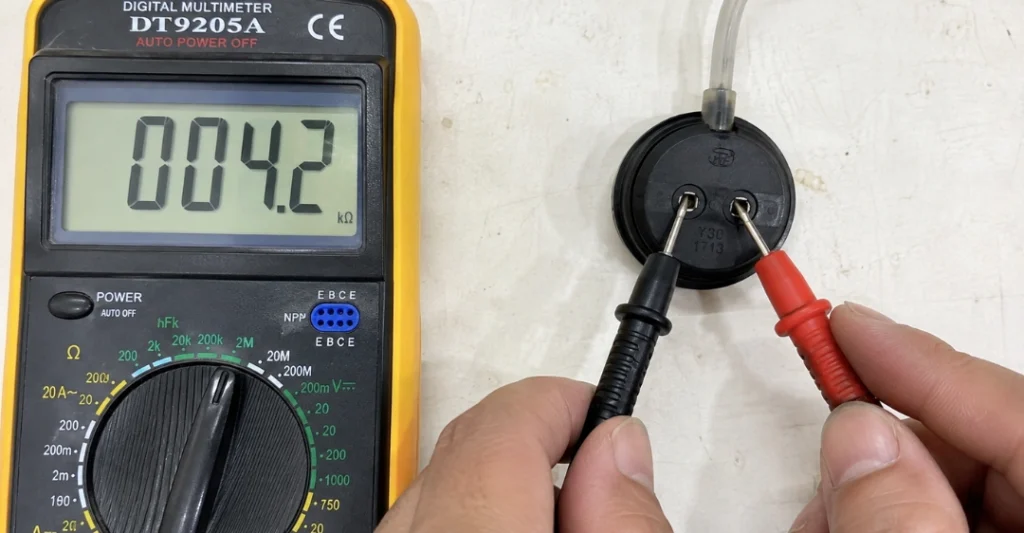 Dùng đồng hồ VOM đo kiểm tra tình trạng phao áp lực máy giặt