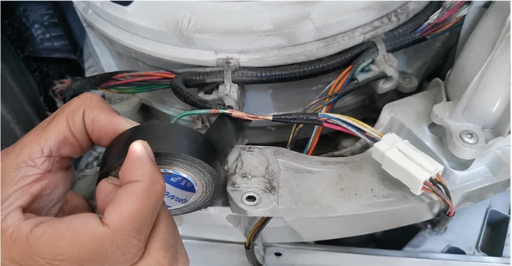 Nối lại dây tín hiệu từ công tắc cửa về bo mạch máy giặt