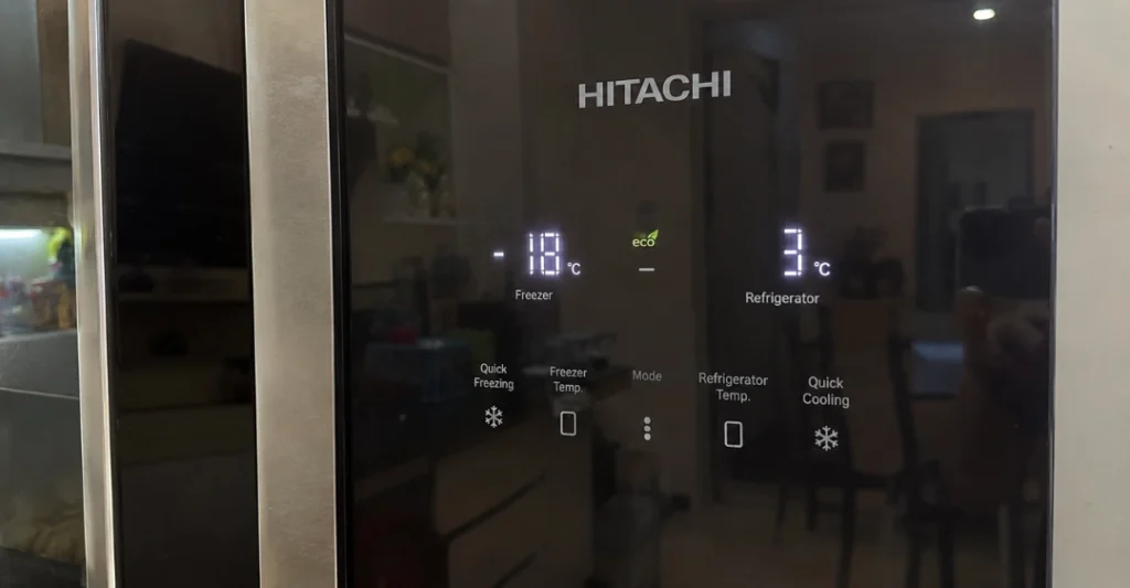 Kiểm tra bảng điều khiển hiển thị của tủ lạnh Hitachi sau khi cắm điện lại