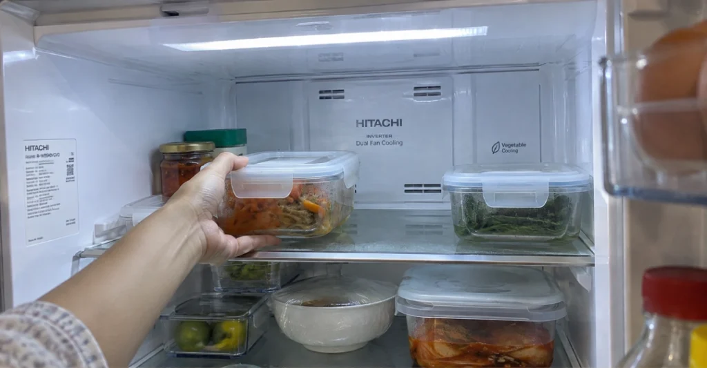 Sắp xếp lại thực phẩm tạo khoảng trống trước khe thông gió bên trong tủ lạnh