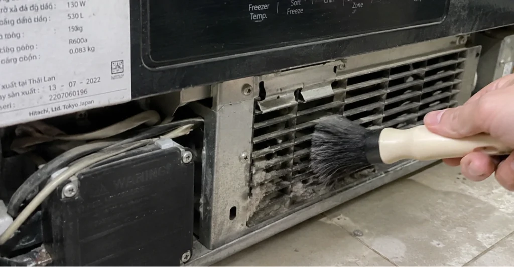 Vệ sinh bụi bẩn tại khe thông gió và lưới tản nhiệt tủ lạnh Hitachi