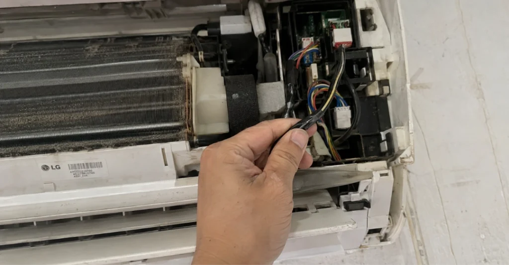 Quan sát sợi dây bọc nhựa nối từ đầu cảm biến về vỉ mạch