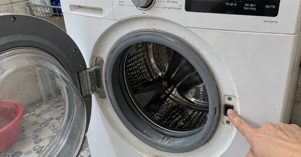 Dùng ngón tay ấn nhẹ vào lẫy khóa để kiểm tra độ đàn hồi