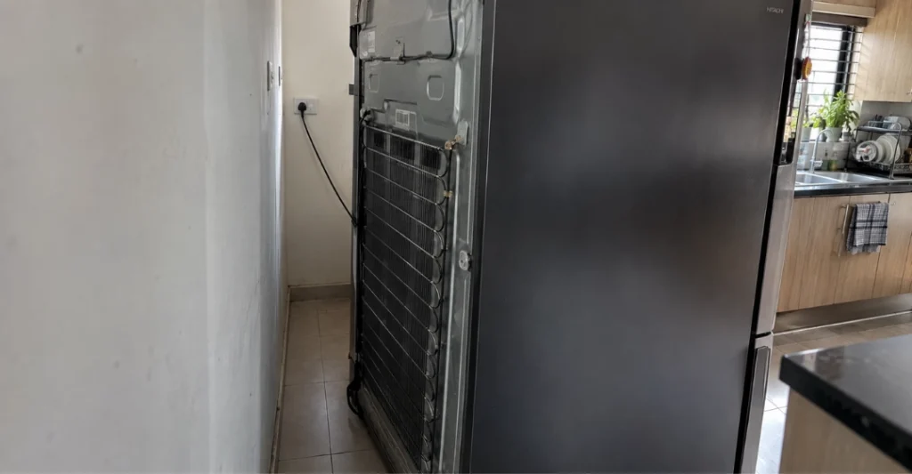 Khoảng cách an toàn tối thiểu giữa mặt sau tủ lạnh Hitachi và tường