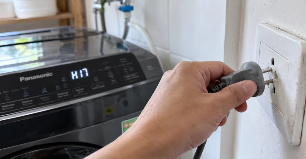 Rút phích cắm điện máy giặt Panasonic để chuẩn bị kiểm tra lỗi H17 tại nhà