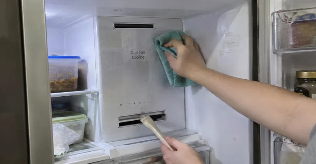 Dùng bàn chải mềm quét nhẹ các khe thoát khí