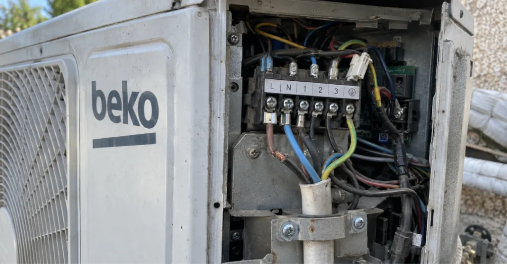 Kiểm tra dây tín hiệu kết nối ngoài trời của máy lạnh Beko