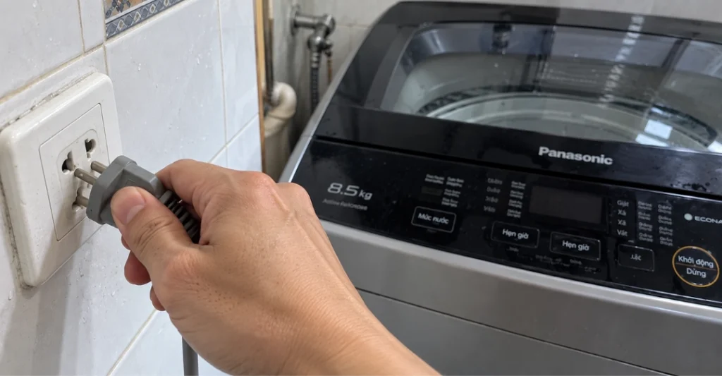 Rút phích cắm máy giặt Panasonic để kiểm tra nguồn điện khi báo lỗi H05