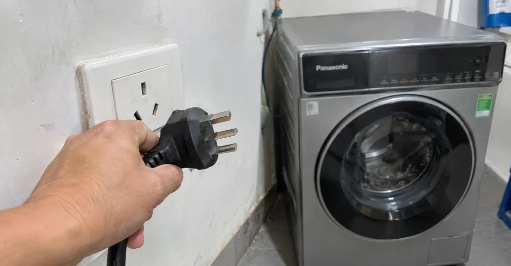 Rút phích cắm nguồn máy giặt Panasonic để khởi động lại và kiểm tra an toàn
