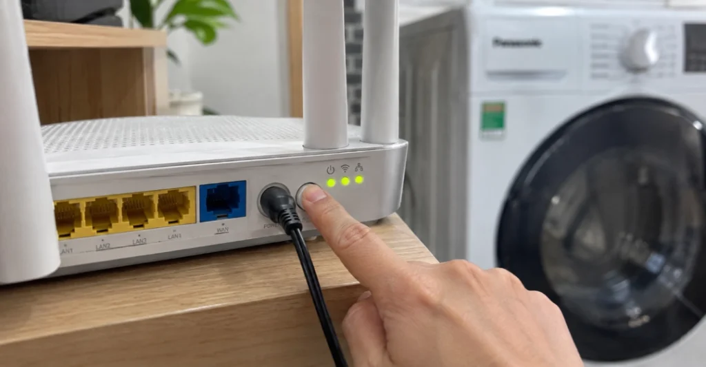 Khởi động lại và kiểm tra đèn tín hiệu trên router Wifi
