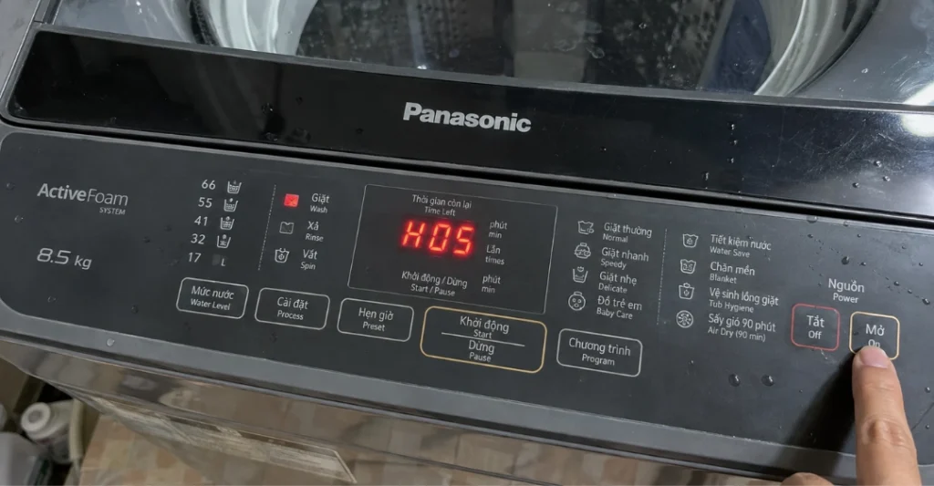 Kiểm tra các nút bấm và màn hình hiển thị lỗi H05 trên bảng điều khiển máy giặt Panasonic